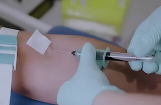 Забор венозной крови — стандартный преаналитический этап перед проведением биохимического исследования на анализаторе. Качество взятого образца напрямую влияет на точность последующего измерения.